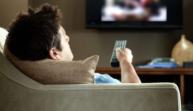 Care sunt cele mai importante motive pentru care oamenii se uita mult la televizor?