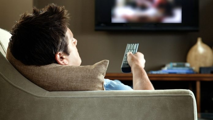 Care sunt cele mai importante motive pentru care oamenii se uita mult la televizor?