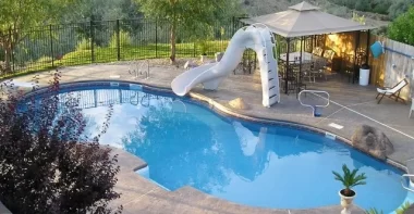 Cum sa va aranjati piscina in sol pentru a ajuta peisagistica?