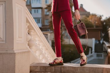 Eleganța Responsabilă: Diferențele dintre Pantofii Casual din Piele Ecologică și Piele Naturală