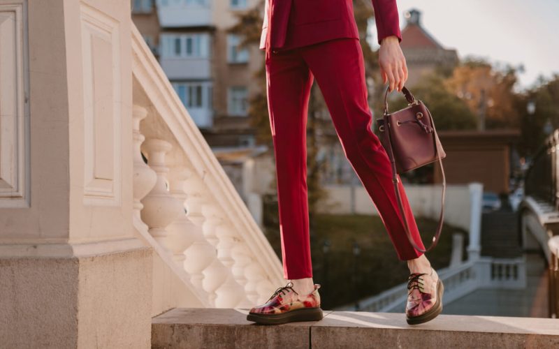 Eleganța Responsabilă: Diferențele dintre Pantofii Casual din Piele Ecologică și Piele Naturală