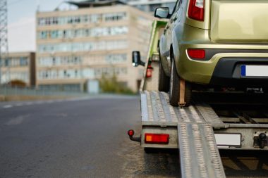 Cum pot să mă asigur că firma de tractare folosește echipament adecvat
