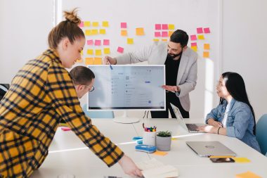 TOP 6 motive pentru care să investești într-un ecran interactiv