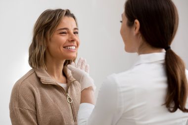Cum a reușit Vanessa Youness să combine medicina tradițională cu cea alternativă pentru a oferi soluții de tratament inovatoare