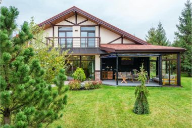 Top 5 obiecte indispensabile pentru o curte îngrijită indiferent de sezon