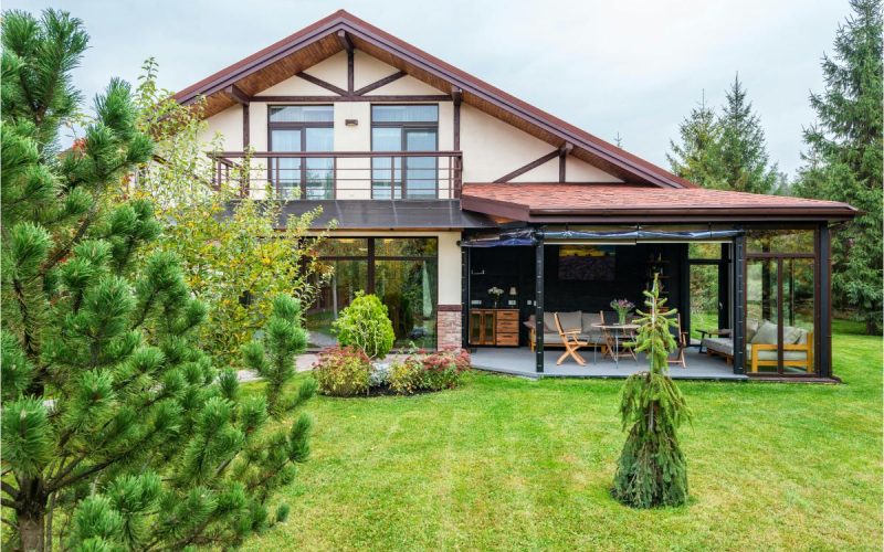 Top 5 obiecte indispensabile pentru o curte îngrijită indiferent de sezon