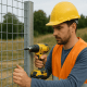 Se pot utiliza șuruburi autoforante pentru fixarea panourilor pe stâlpi zincați
