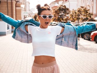 Tricourile personalizate pot fi realizate în stil crop top?