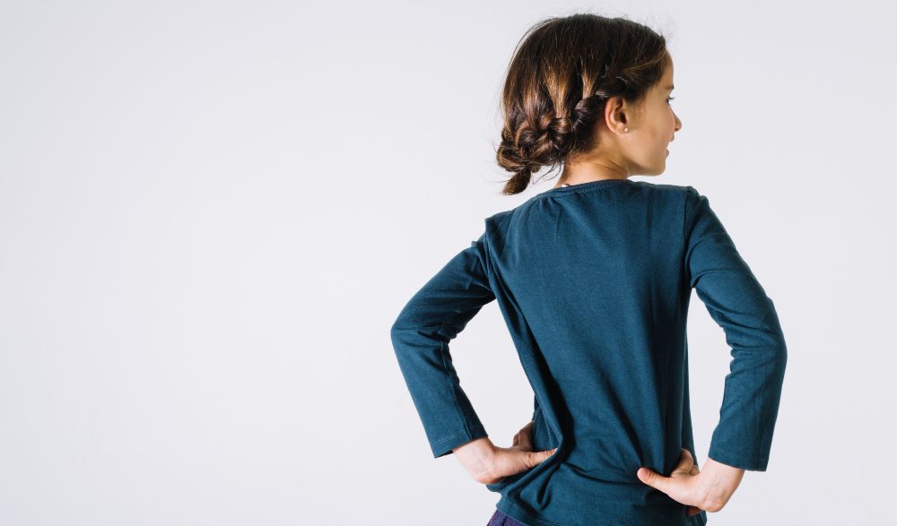 Ce rol au ghiozdanul și banca de la școală în apariția durerilor de spate la copii?