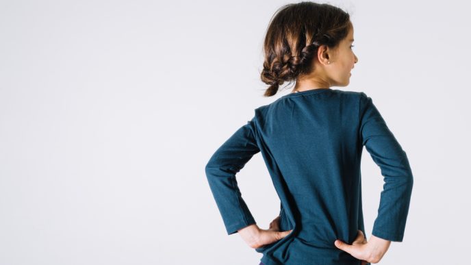 Ce rol au ghiozdanul și banca de la școală în apariția durerilor de spate la copii?