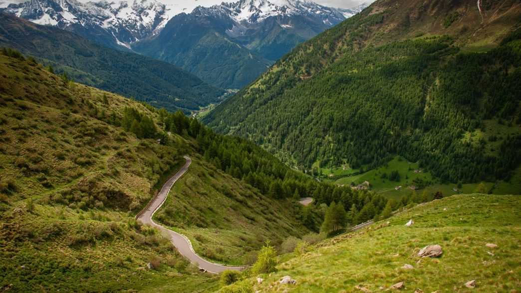 Excursie moto în Alpi. Cum să cucerești pasurile montane fără stres?