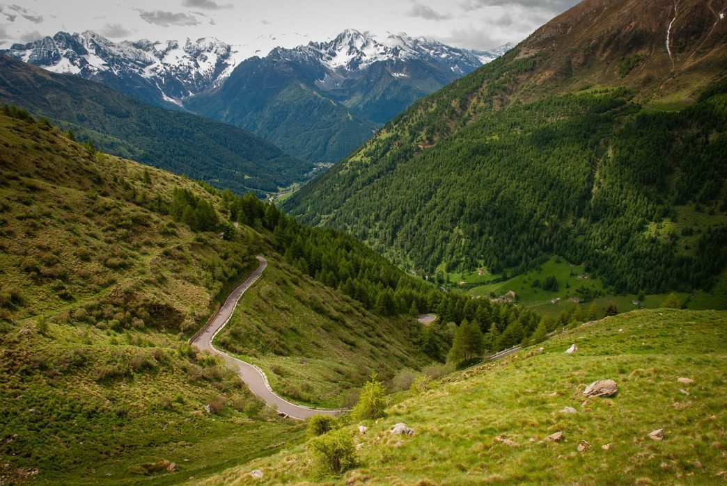 Excursie moto în Alpi. Cum să cucerești pasurile montane fără stres?