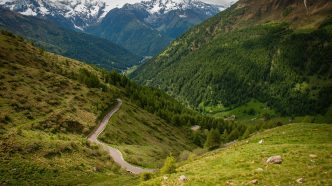 Excursie moto în Alpi. Cum să cucerești pasurile montane fără stres?